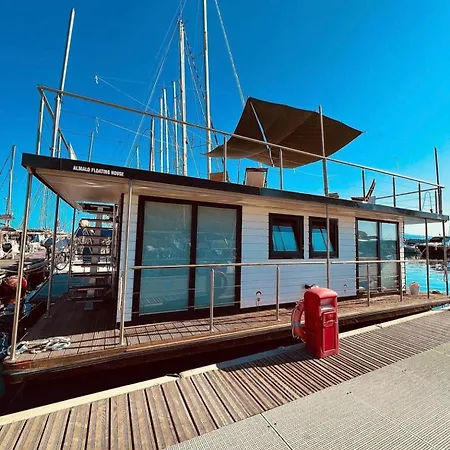 Botel Almalo Floating House - Casa Galleggiante